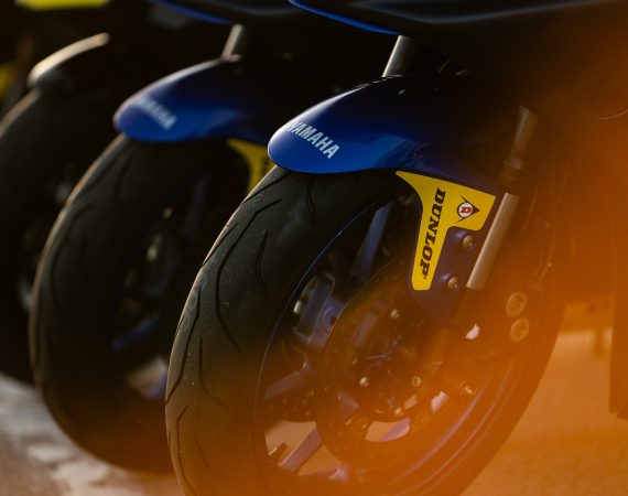 Pression des pneus moto sur circuit : comprendre, vérifier et ajuster