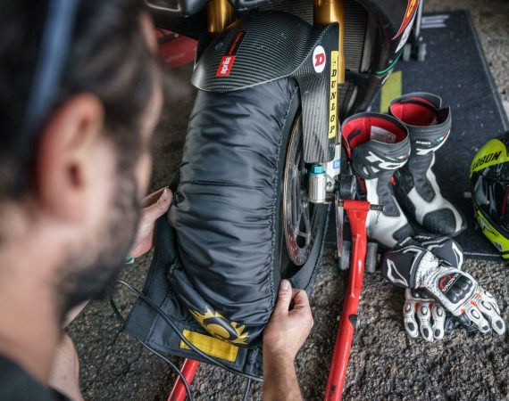Couvertures chauffantes moto : utiles ou obligatoires pour rouler sur circuit ?